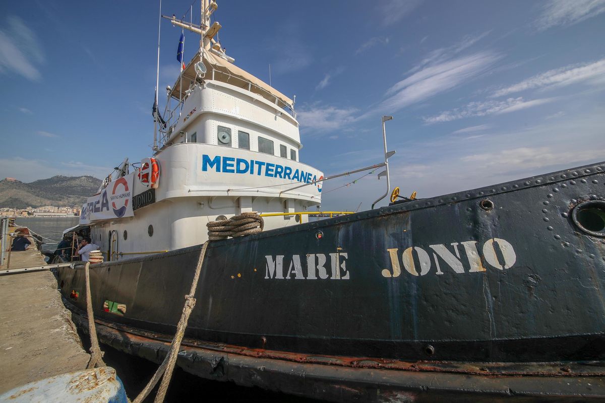La Mare Jonio è bloccata dalla Guardia costiera e piange: «È persecuzione»