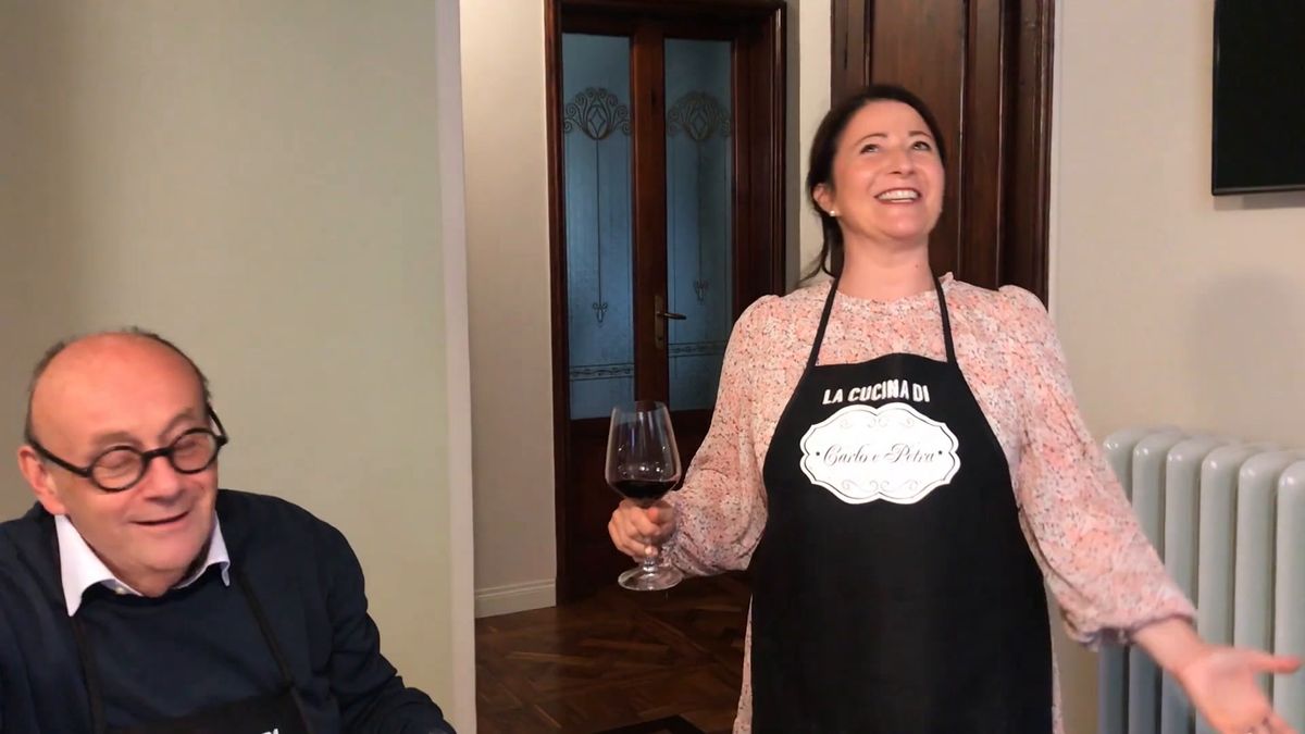Le pillole di galateo di Petra e Carlo: come mangiare il risotto e fare cin cin con i bicchieri