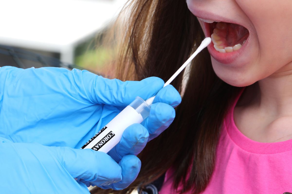 Pochi vaccini e test lenti, rischio caos. E il premier fa il ganzo sui supplenti