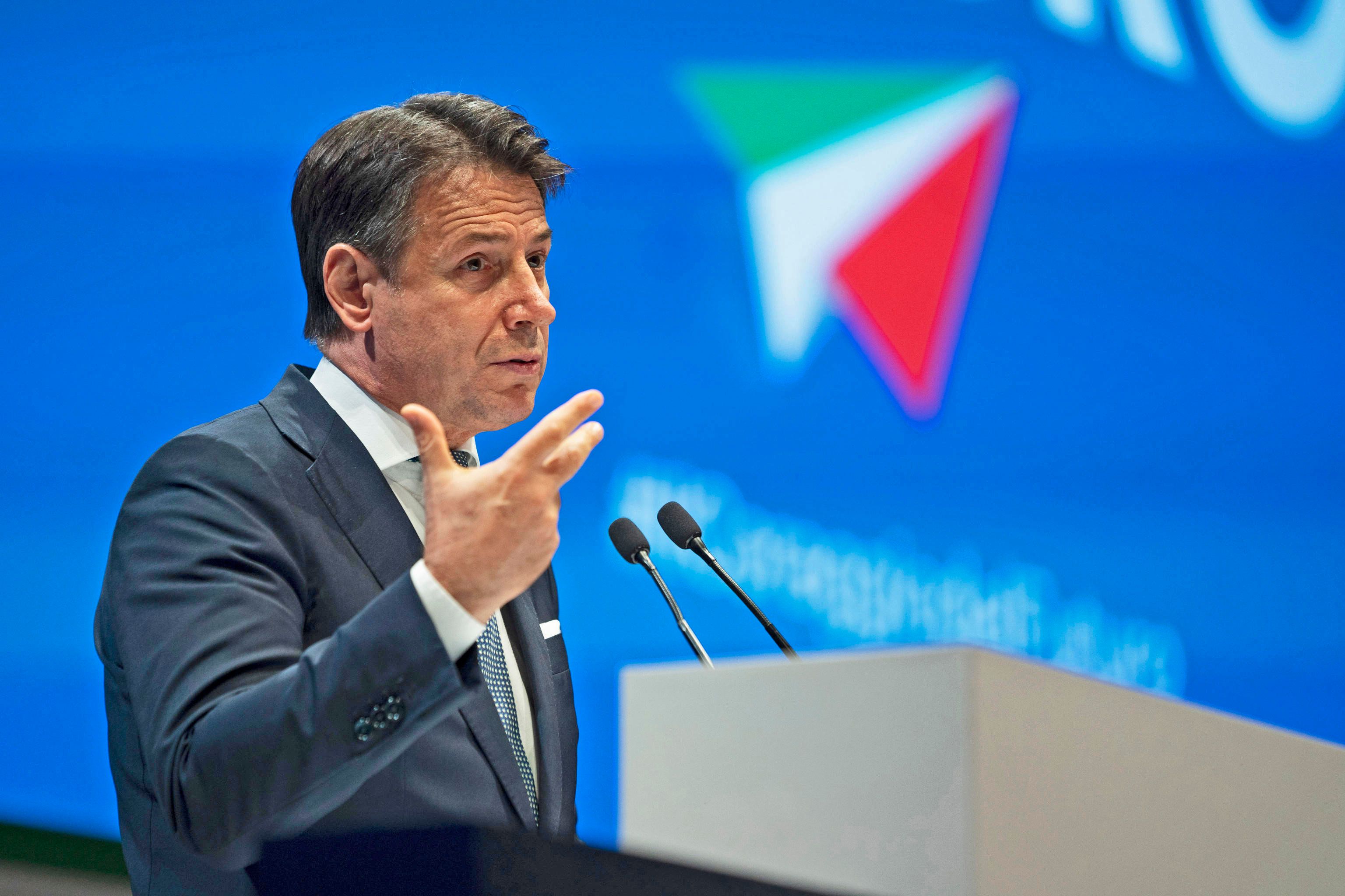 Un voto salva Conte sul virus. «Può lavorare nell’ombra»