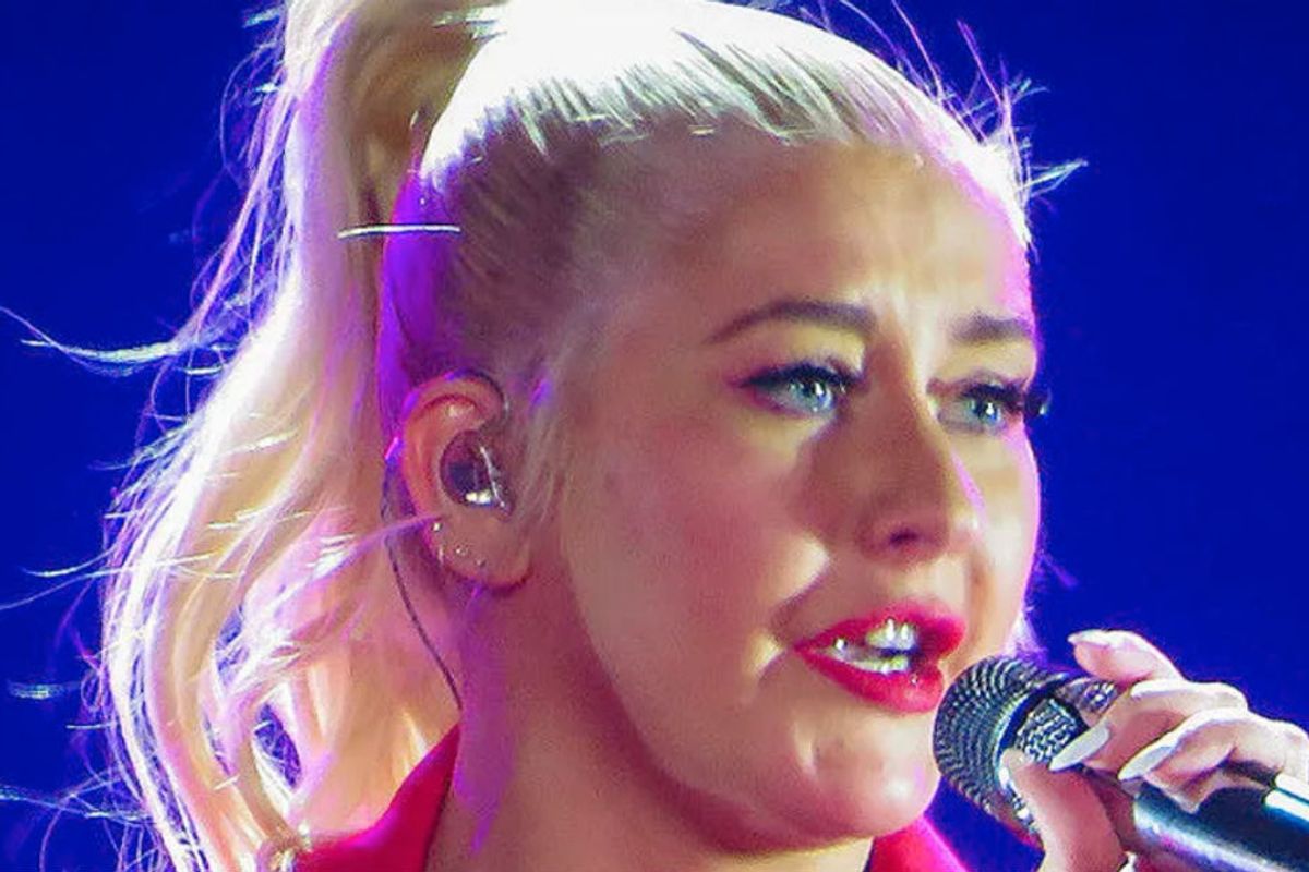 Christina Aguilera took off her makeup, and the transformation was powerful.