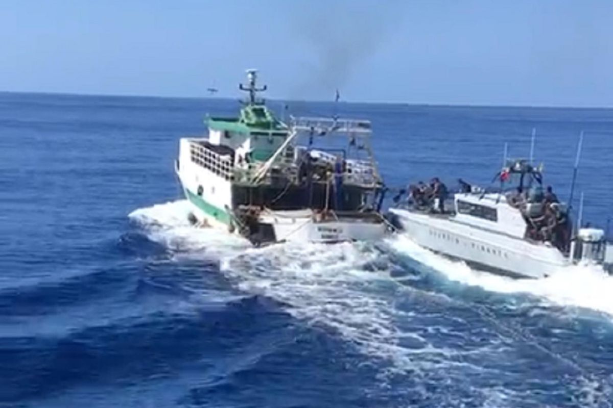 Ci invadono anche i pescatori. Imbarcazione tunisina sperona una nave militare