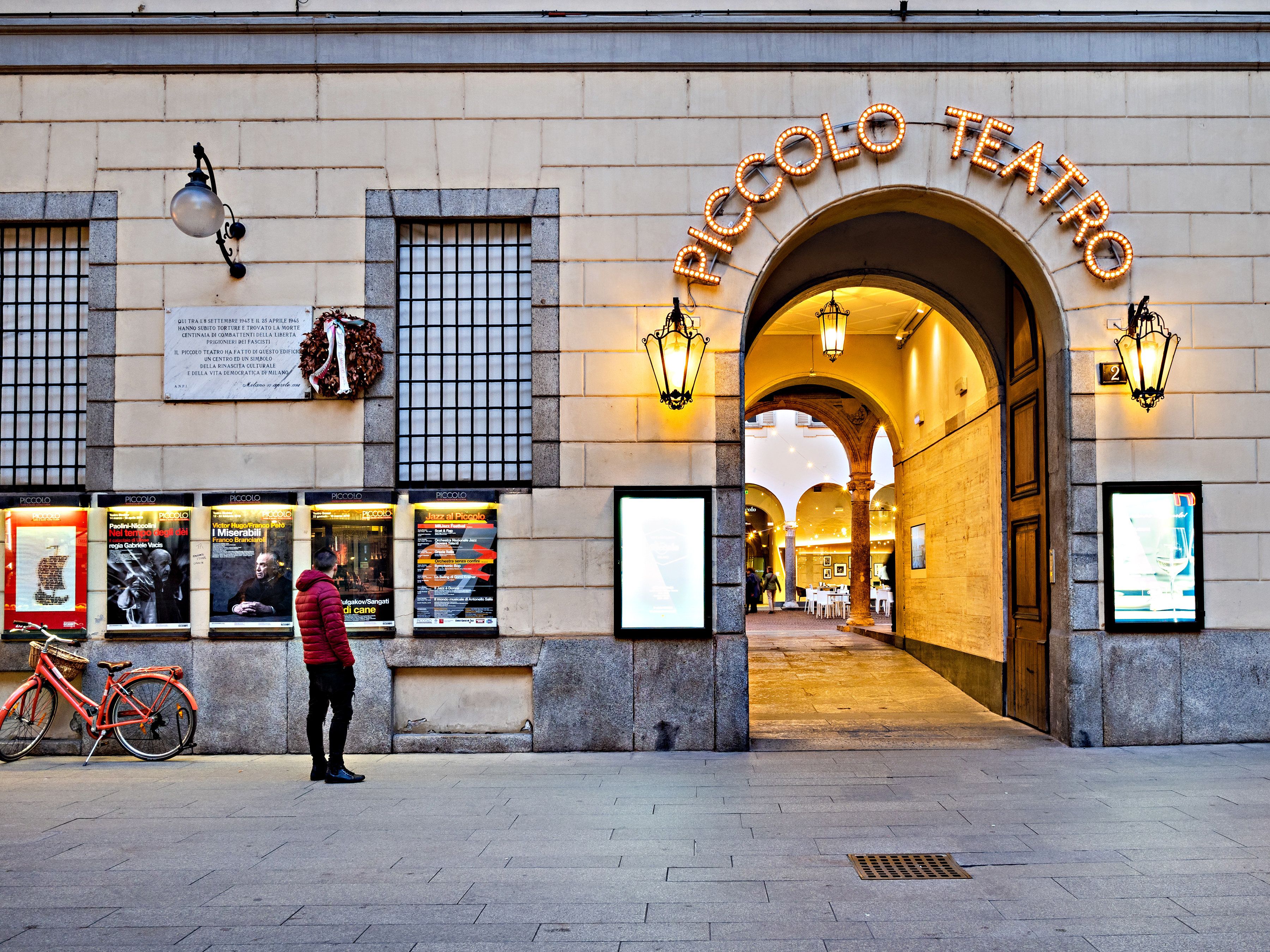 Il «golpe» di Sala sul Piccolo Teatro. Allarga il cda per scavalcare la Lega