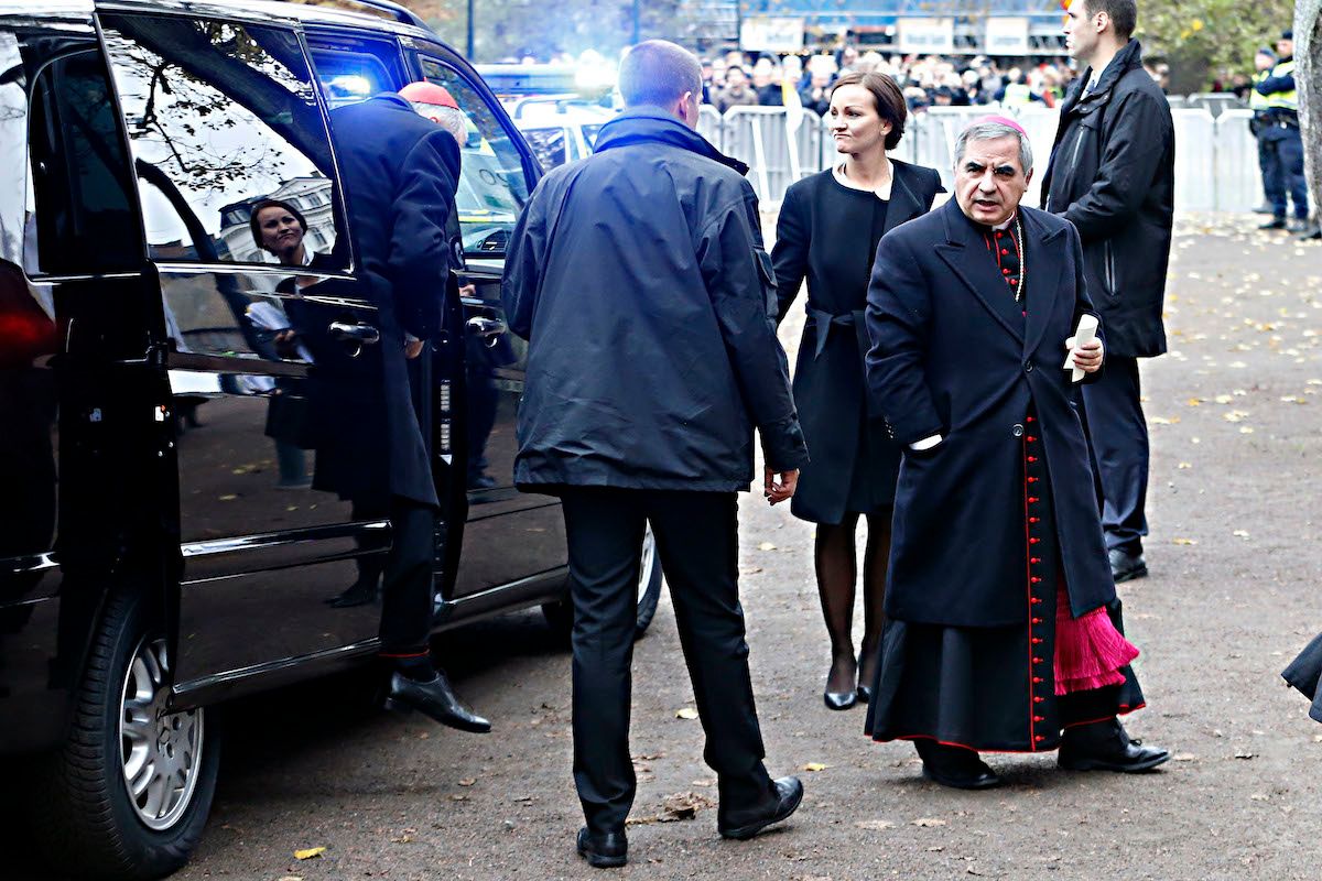 Con il conto del Vaticano per i rapiti la dama di Becciu comprava le Chanel