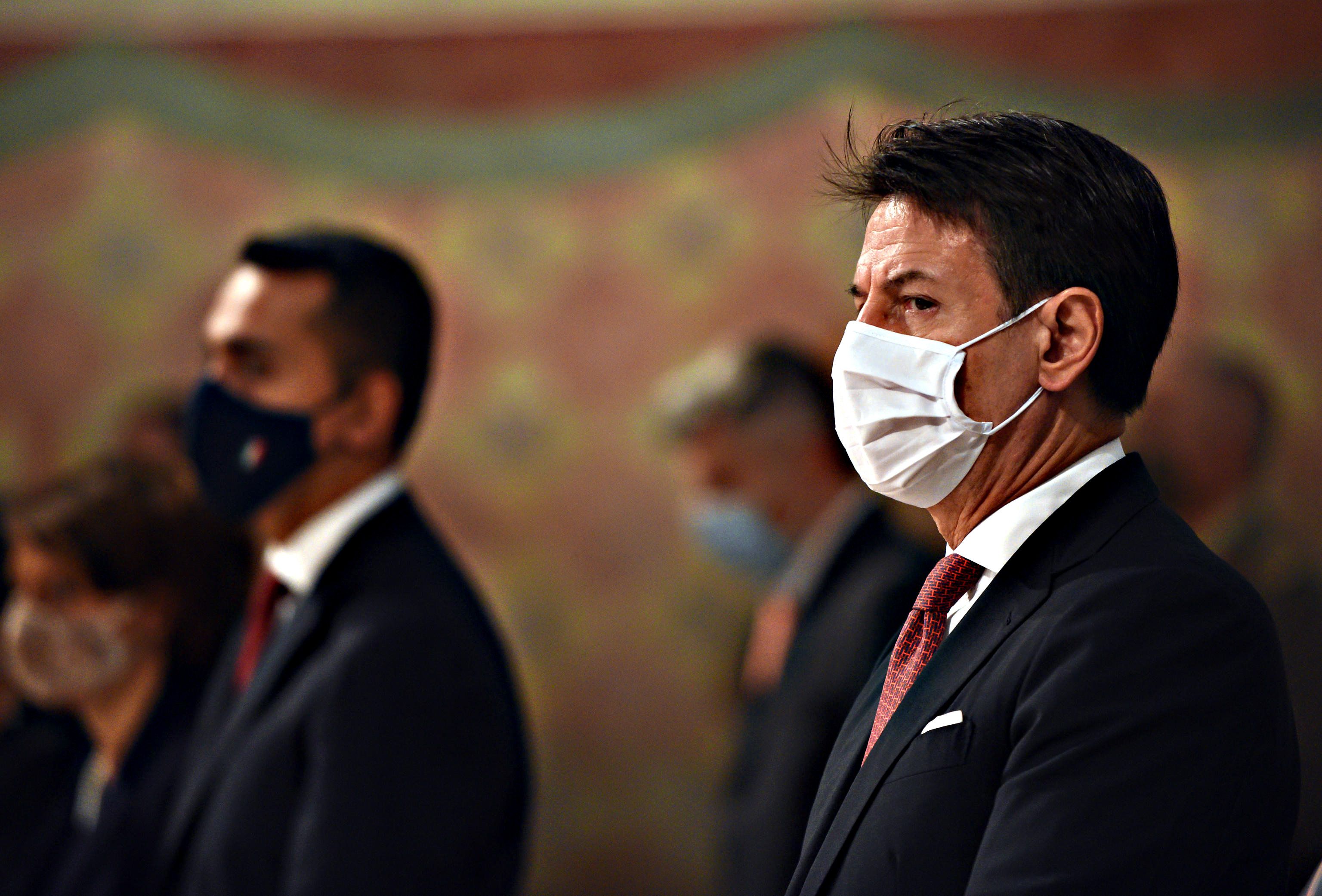 Conte delira: mascherine in famiglia