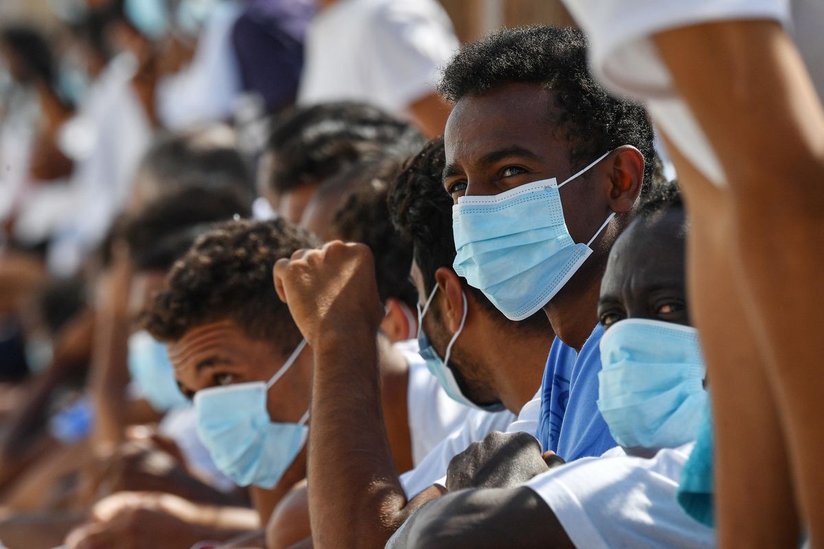 La Caritas plaude alle frontiere aperte e va a battere cassa sui fondi per migranti