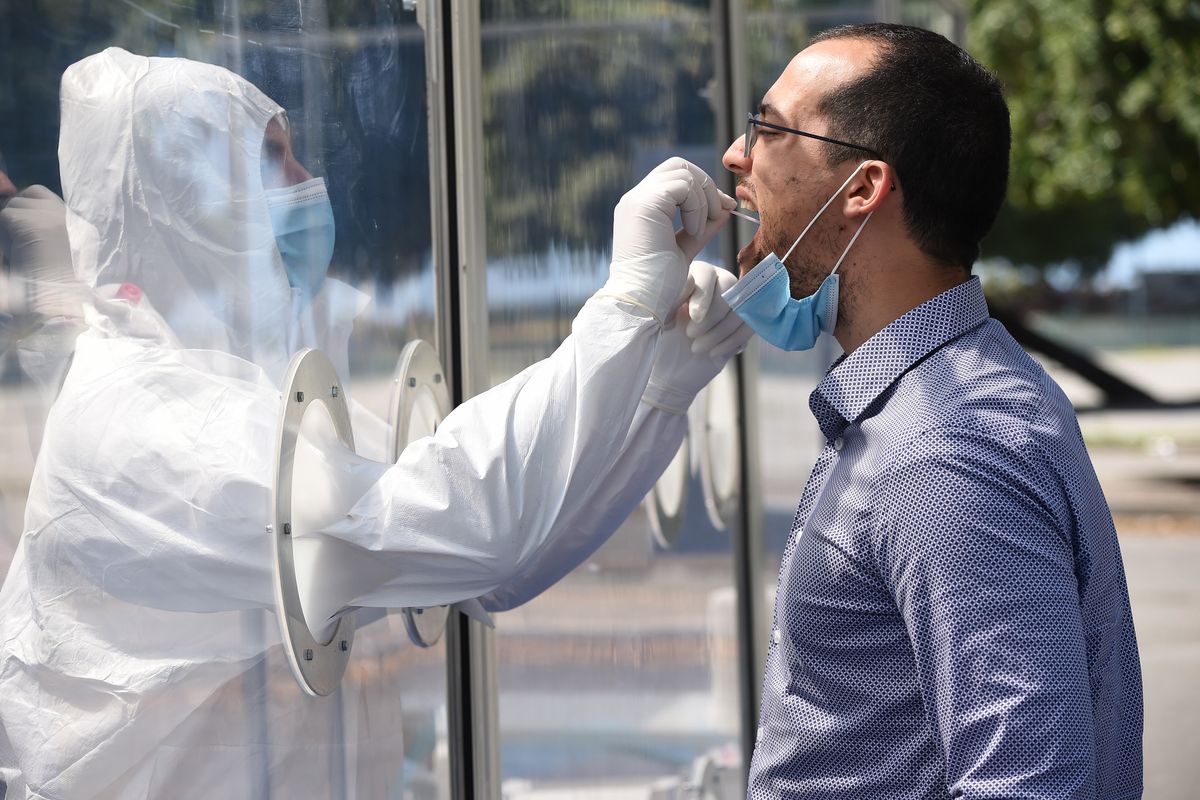 La caccia al contagiato crea terrore e alimenta la bugia dell’emergenza