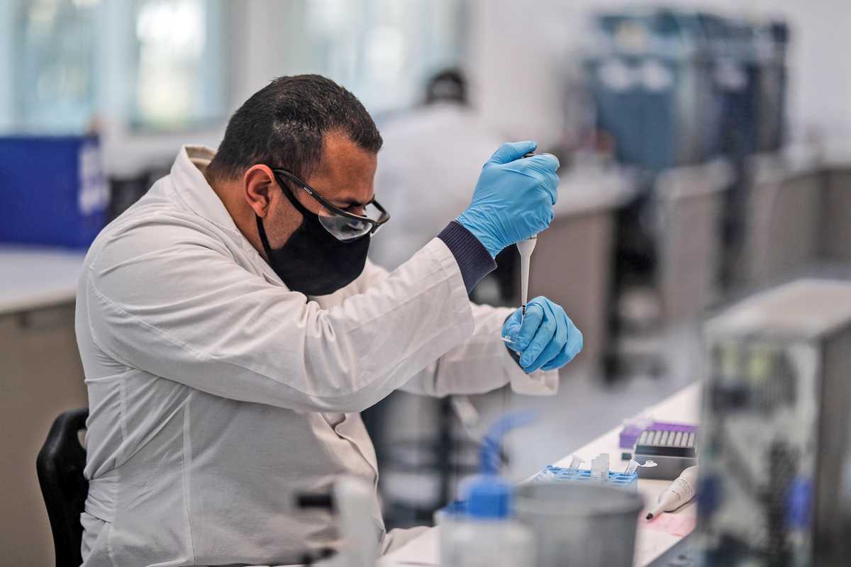 I vaccini basteranno solo per gli anziani. Le farmacie devono comprarli all’estero