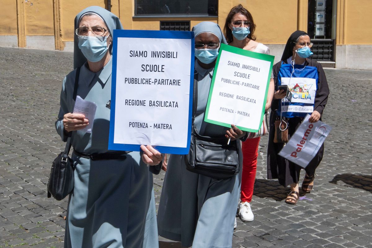 Paritarie: «Consegnate quasi 100.000 firme. Patti educativi fermi al palo per questioni ideologiche»