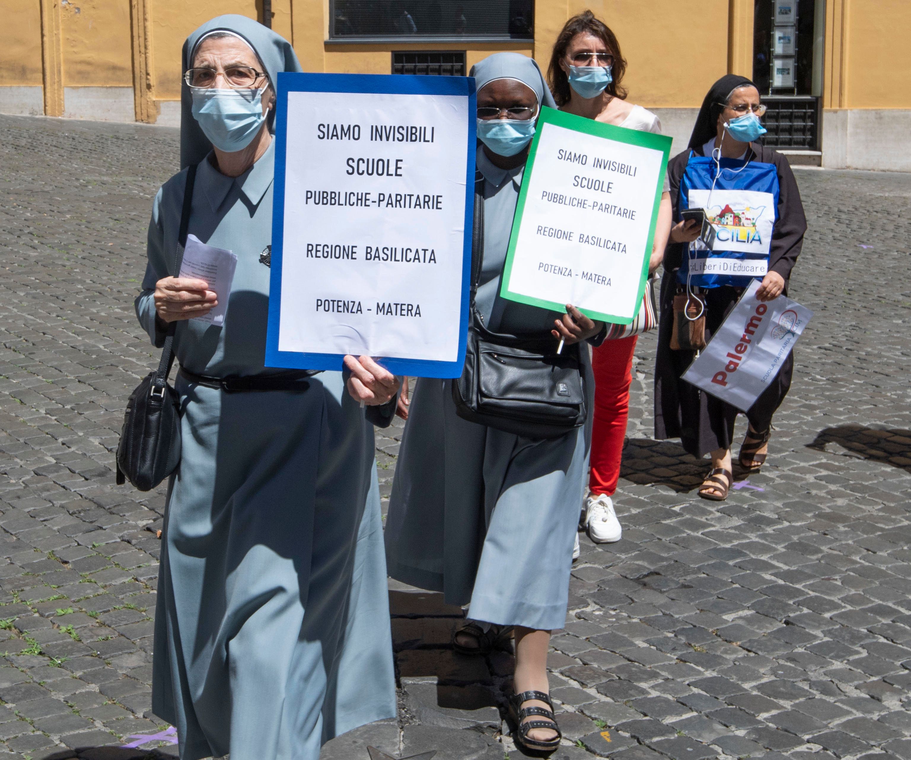 Paritarie: «Consegnate quasi 100.000 firme. Patti educativi fermi al palo per questioni ideologiche»