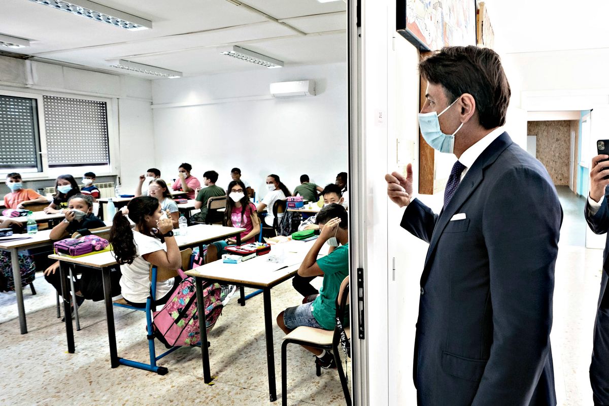La scuola di Conte jr riapre per finta. E sugli alunni piovono regole illogiche