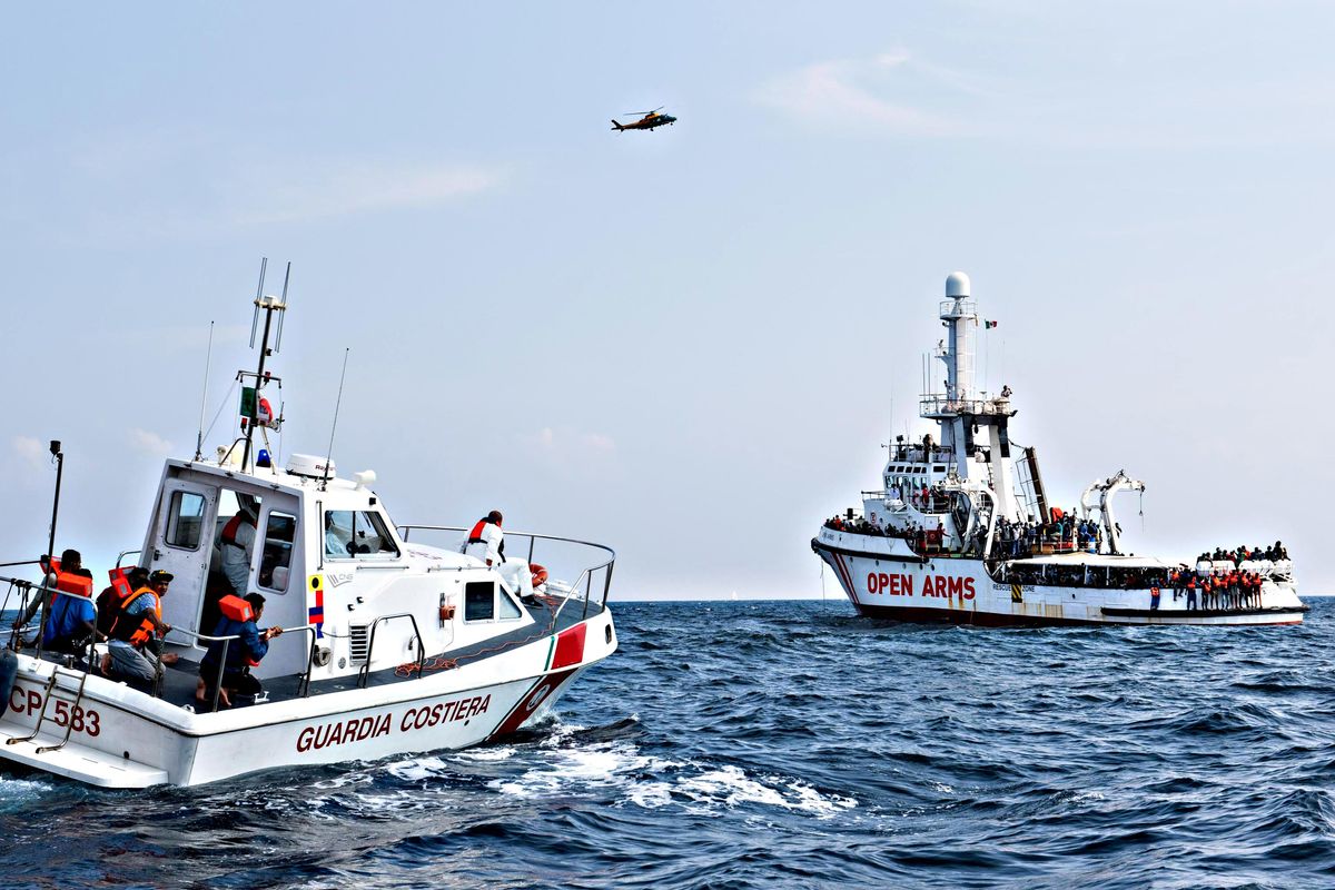 Nuovo trucco Ong: tuffo in mare e salvataggio