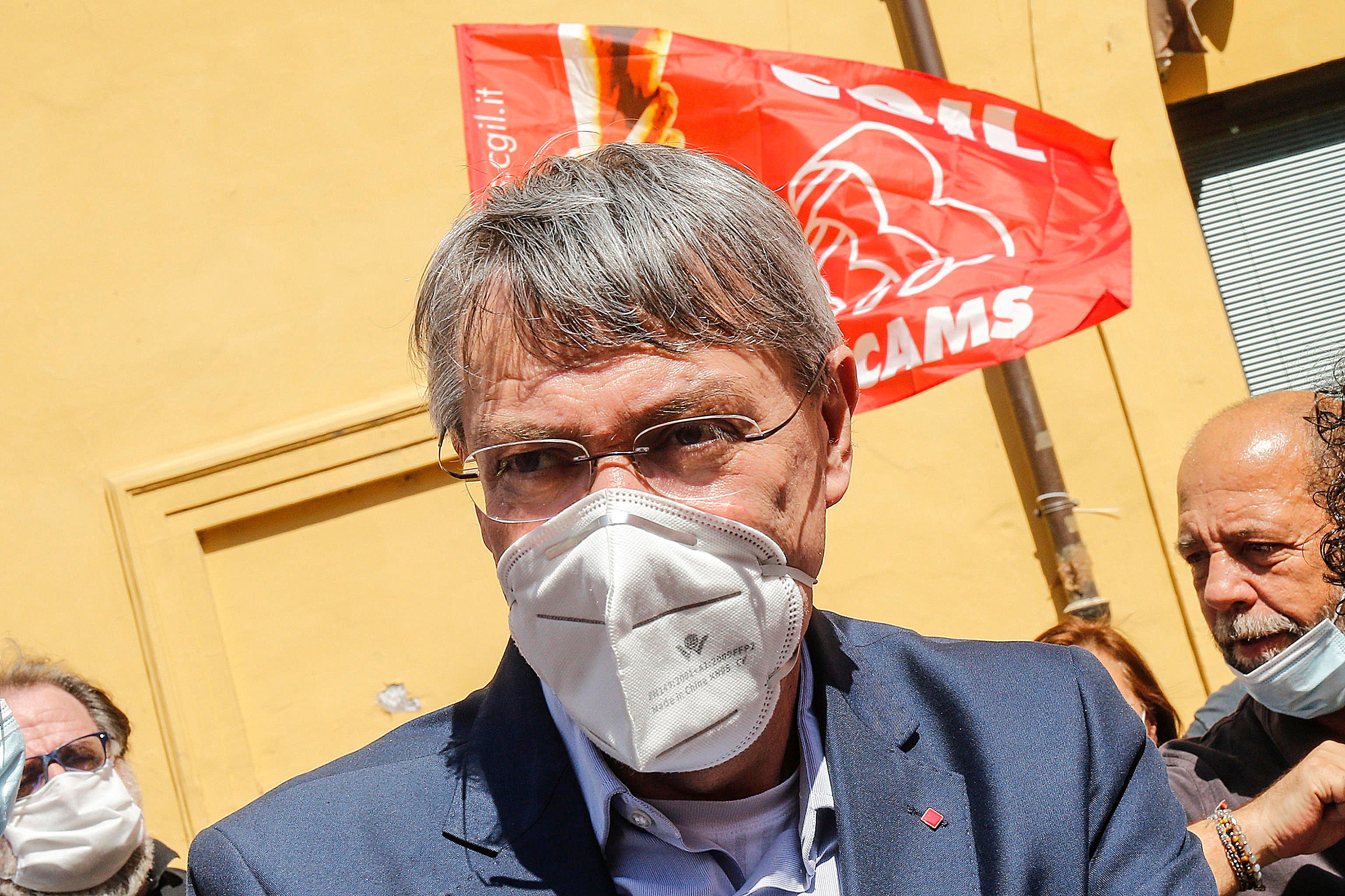 Sindacato di destra ottiene il primo contratto per i rider. Ma Cgil e Pd lo scomunicano