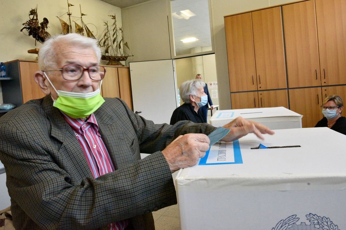 Il Pd fa portare in massa gli anziani ai seggi