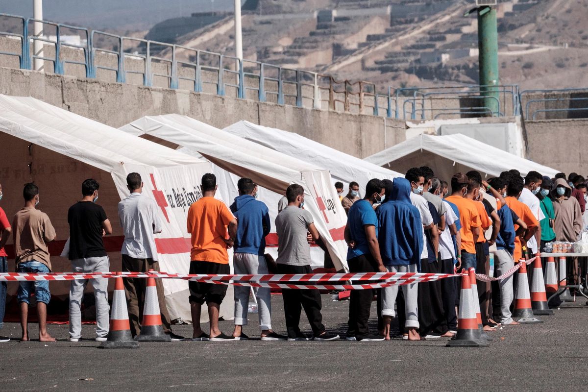 Idea geniale di Ursula: i migranti? Tutti a noi