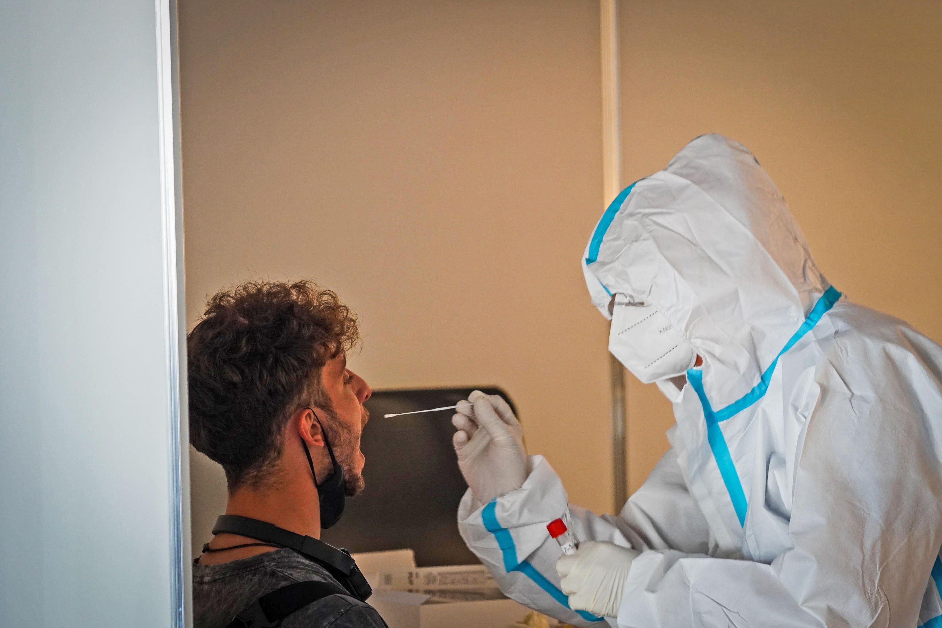 La lotta contro il Covid fatela giusta. Non è possibile eliminare il virus