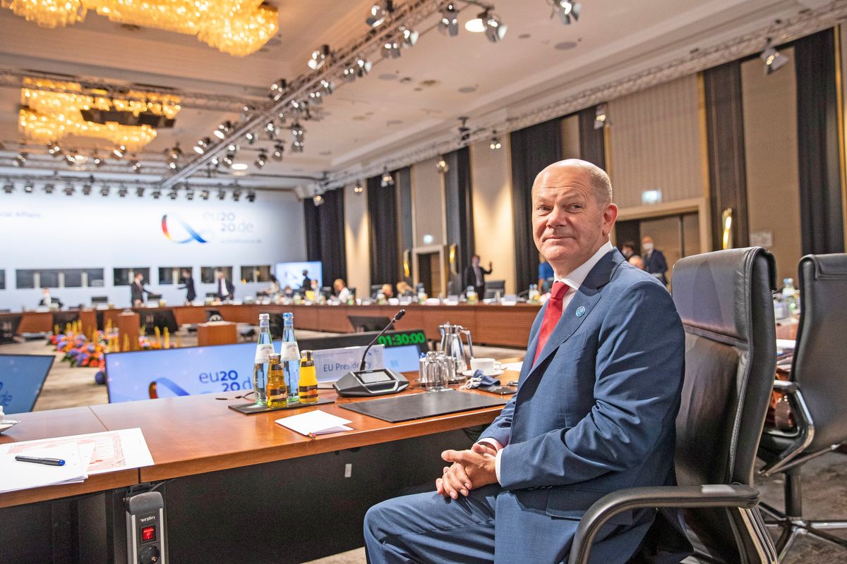 Noi perdiamo tempo a subire ricatti. La Germania straccia le regole Ue