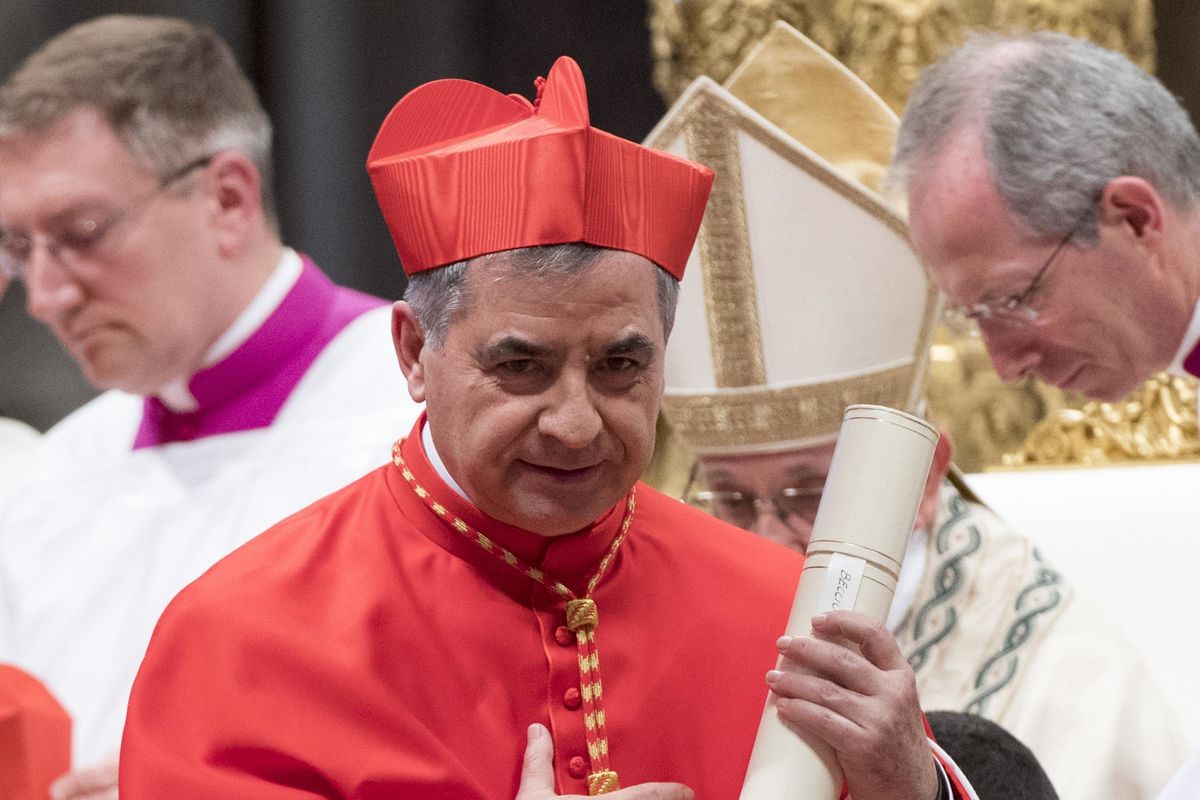 Bomba in Vaticano. Becciu convocato dal Papa molla il cardinalato