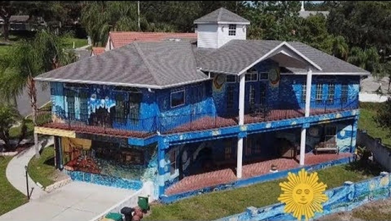 Florida home covered with mural of iconic Starry Night painting has become a roadside attraction