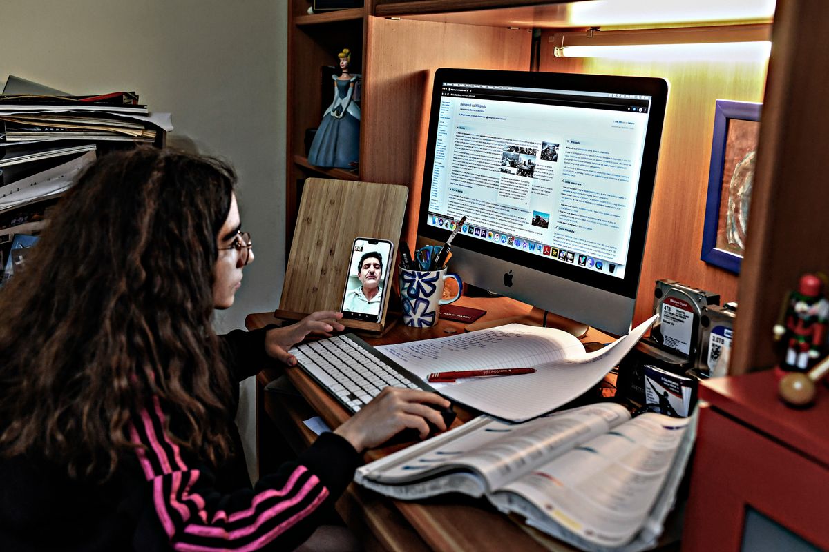 Disfatta totale
dell’Azzolina. La scuola passa a distanza