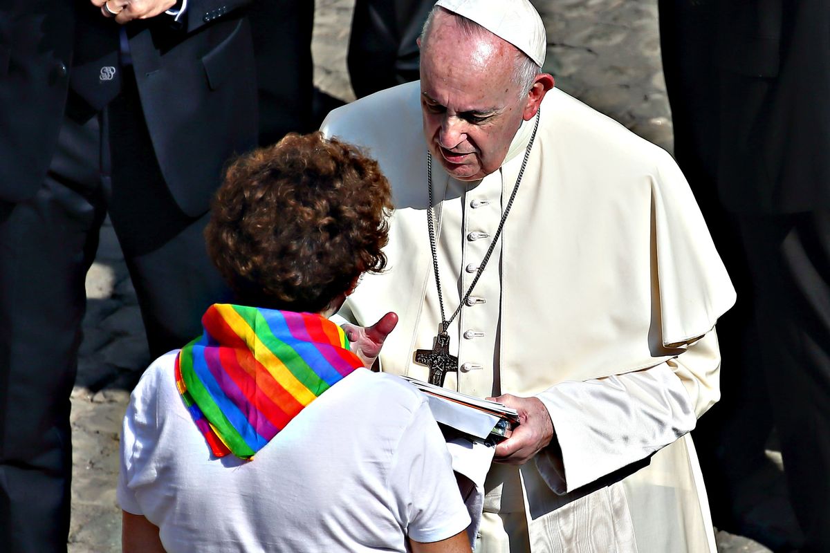 Il Papa apre le porte della Chiesa ai gay: «Sì alle unioni civili»