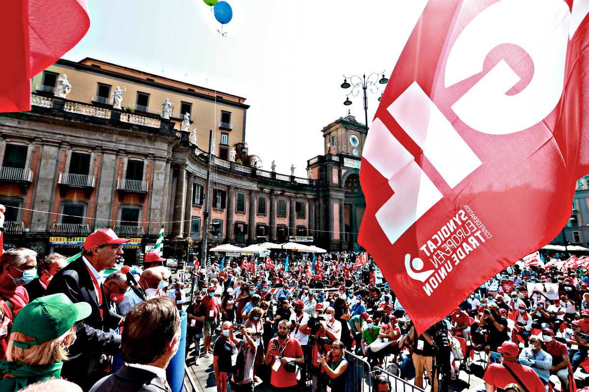 Si va verso il blocco dei licenziamenti fino a gennaio. Ai sindacati non basta