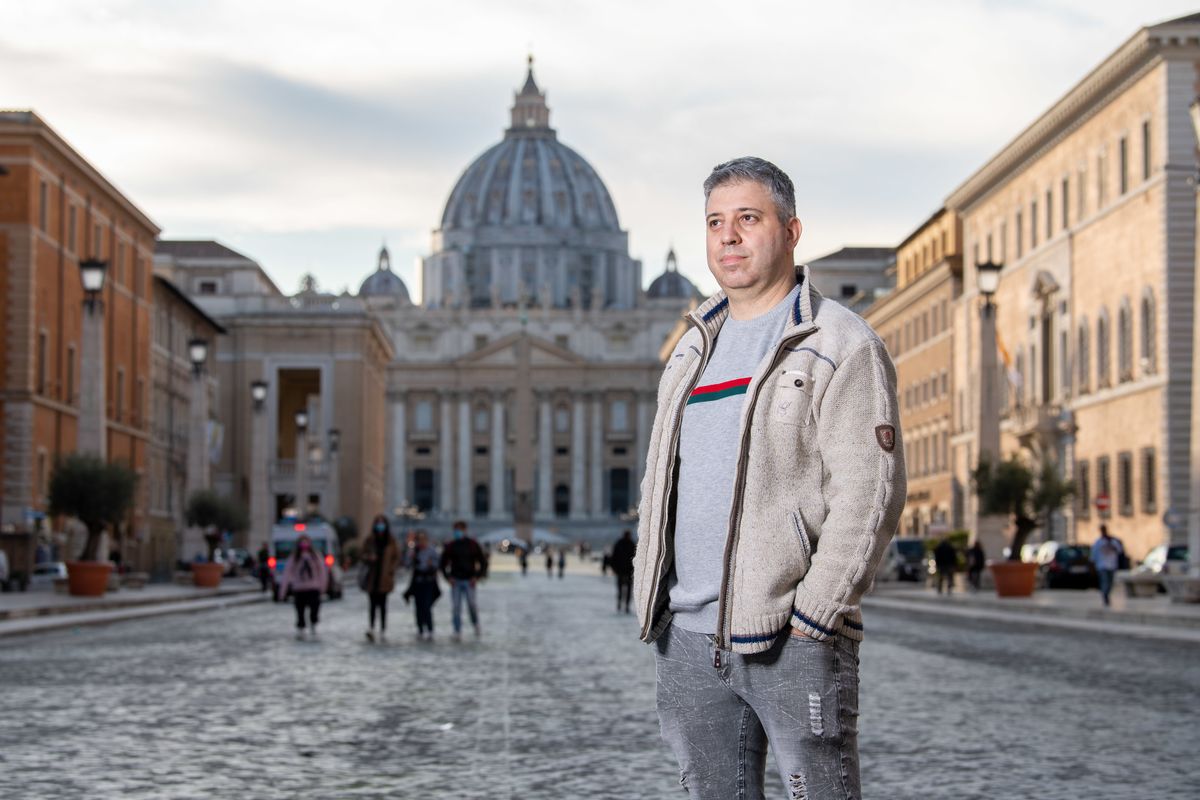 Frasi tagliate, omissioni e ambiguità. Che cosa ha detto davvero Francesco