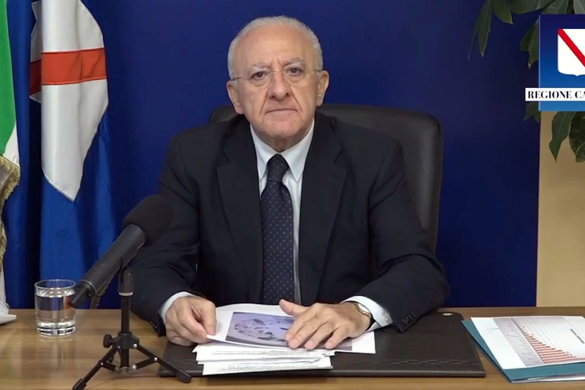 Il premier alle corde. E De Luca delira: «Lockdown per tutti»