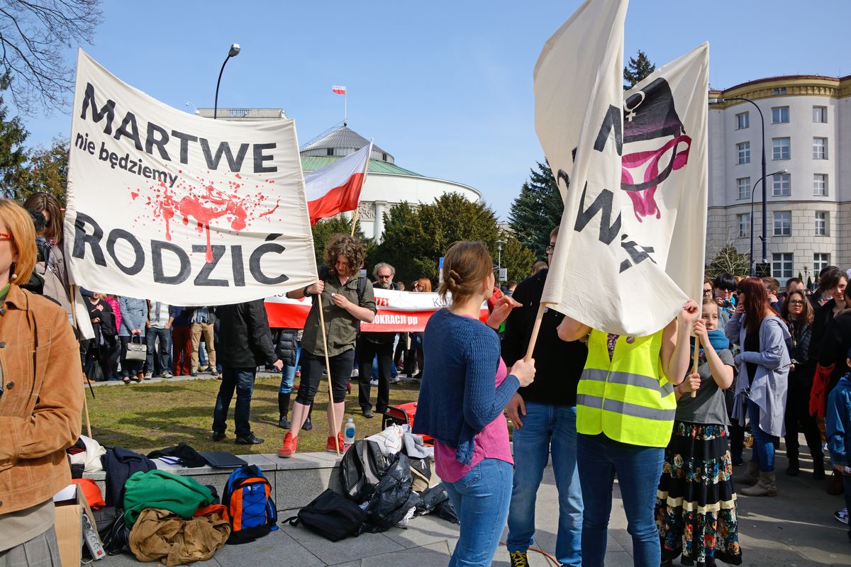 Aborto, PV&F: «Ma quale infamia. La Polonia è contro l’eugenetica e a favore del diritto alla vita»