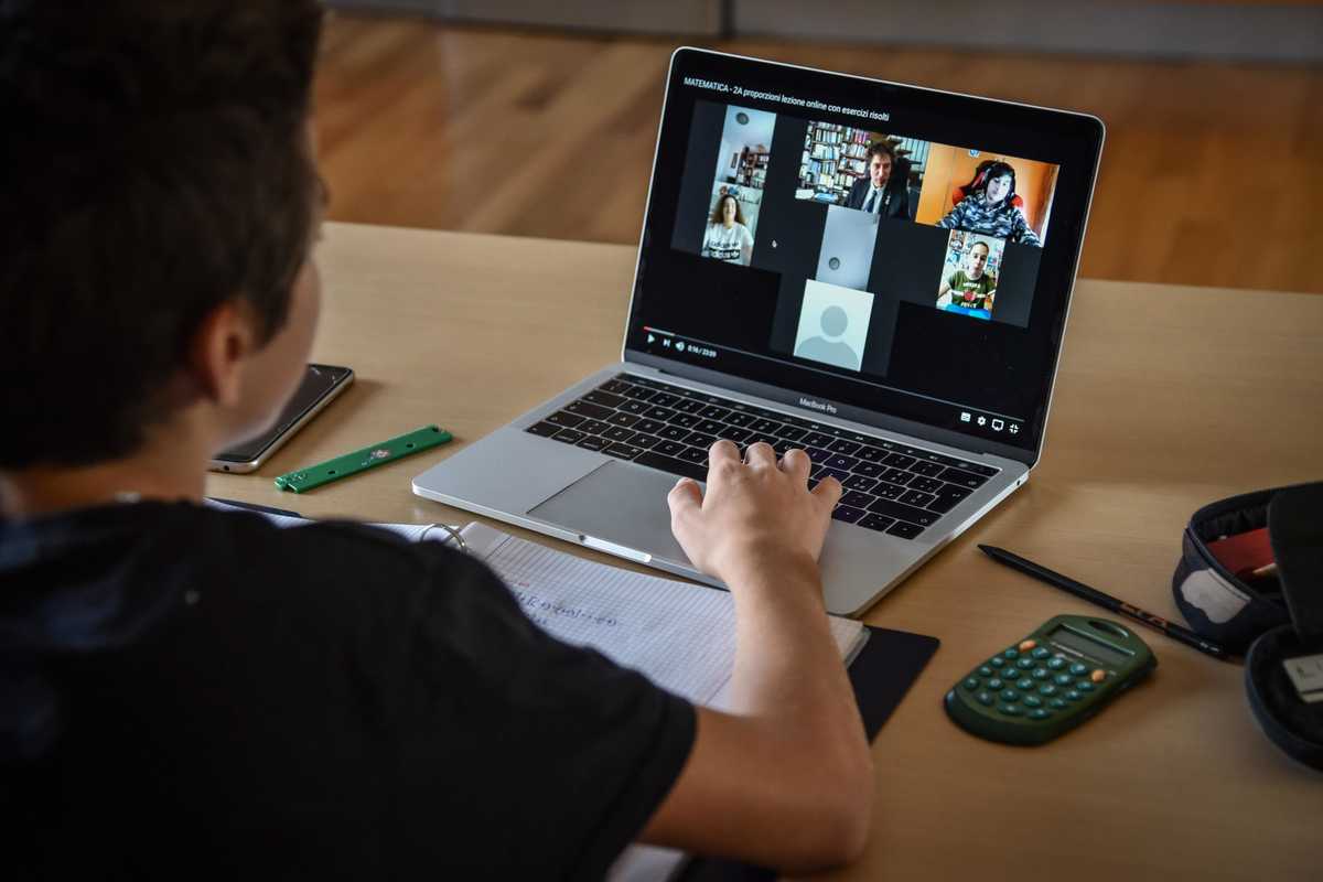 Lezioni a distanza alle superiori. E mancano ancora 900.000 banchi