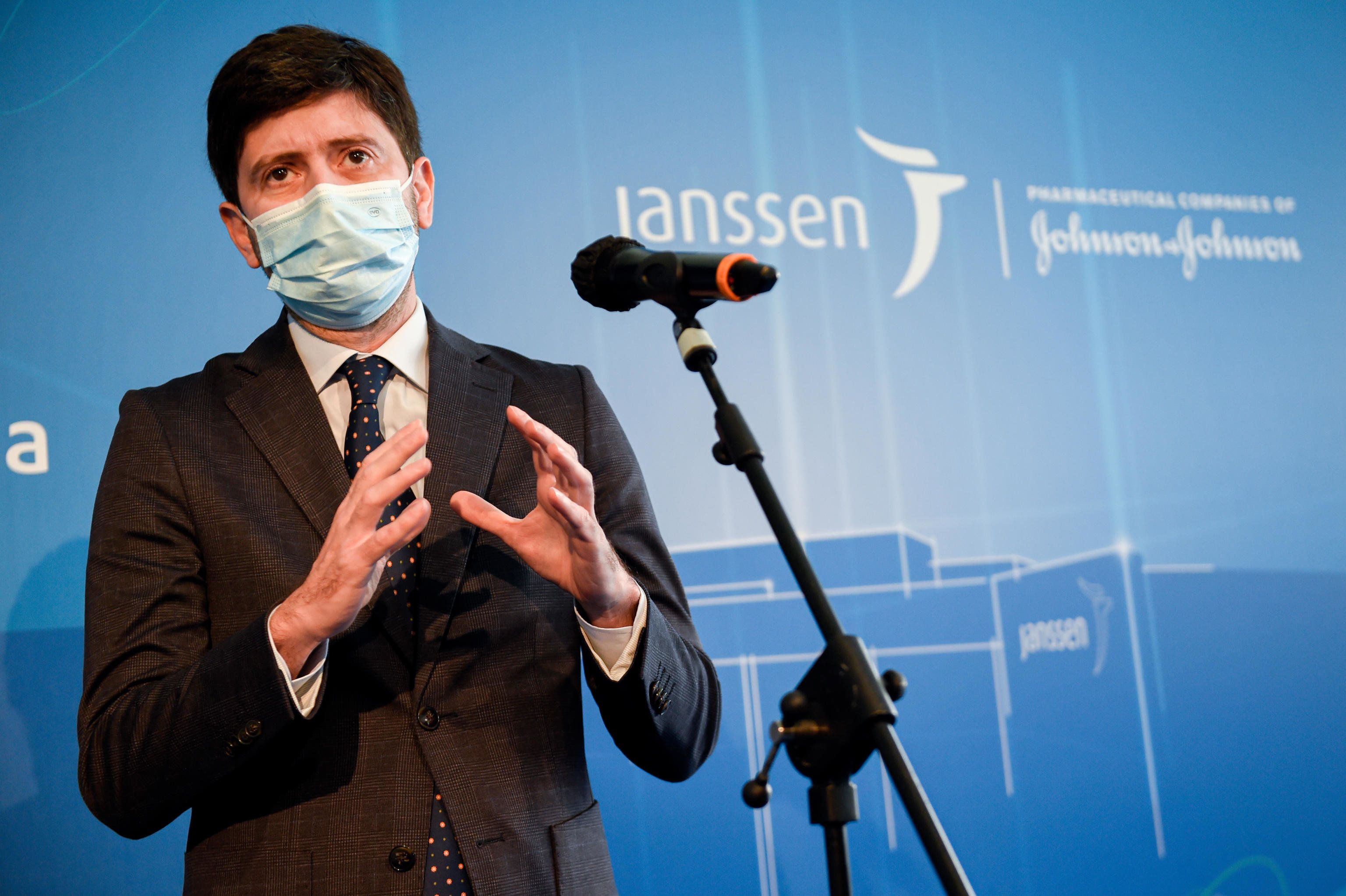 Speranza vuole serrarci tutti in casa ma i cortei rossi sono «responsabili»