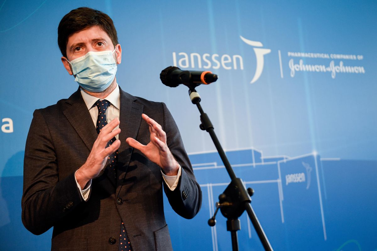 Speranza vuole serrarci tutti in casa ma i cortei rossi sono «responsabili»