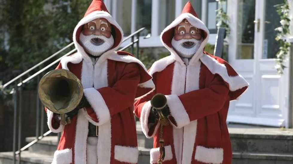 HHS Official’s Foolproof Plan To Have Mall Santas Promote Vaccines Somehow Falls Apart