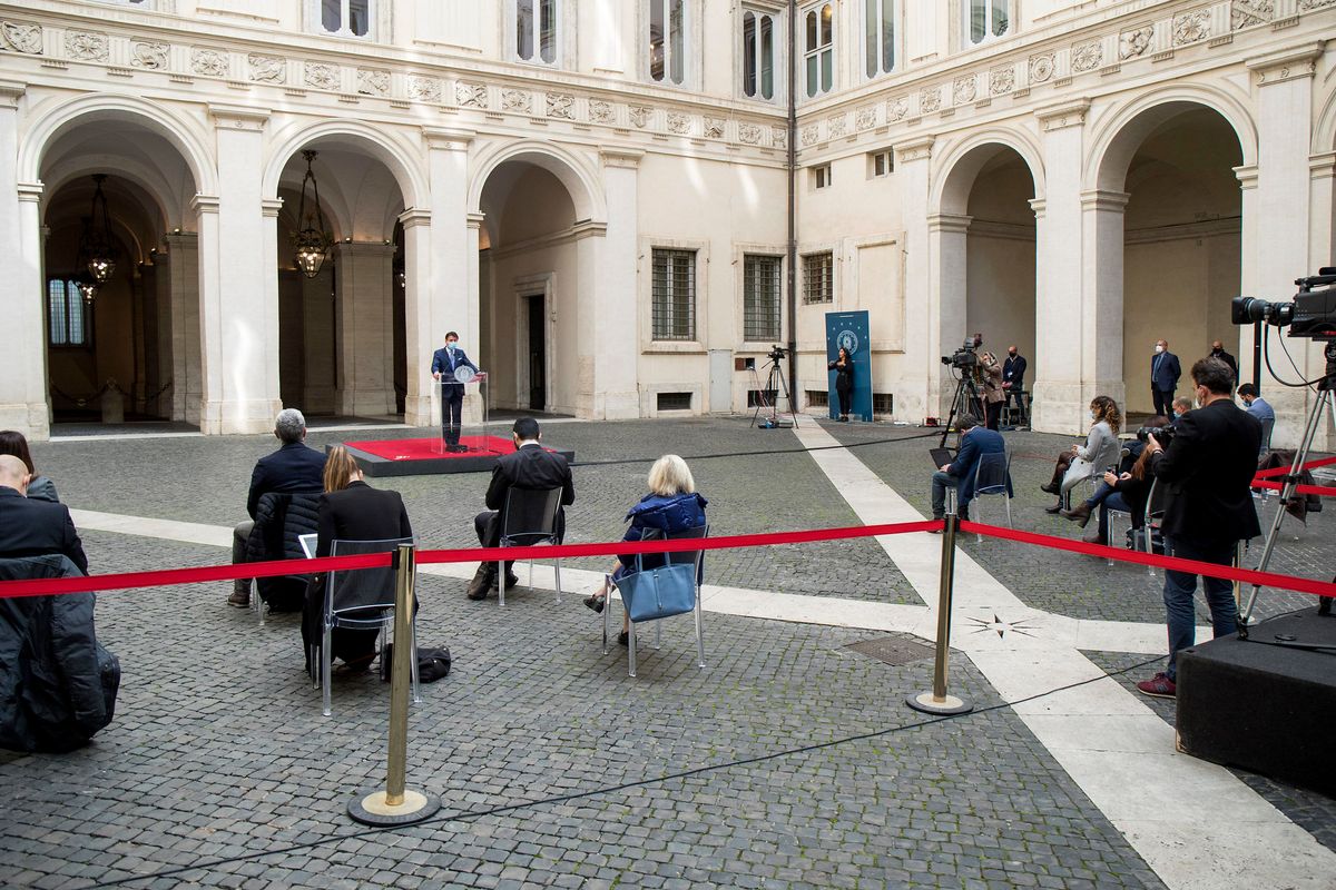 Locali chiusi alle 18, stop a fitness e nuoto. Il regalino di Conte aspettando il Natale