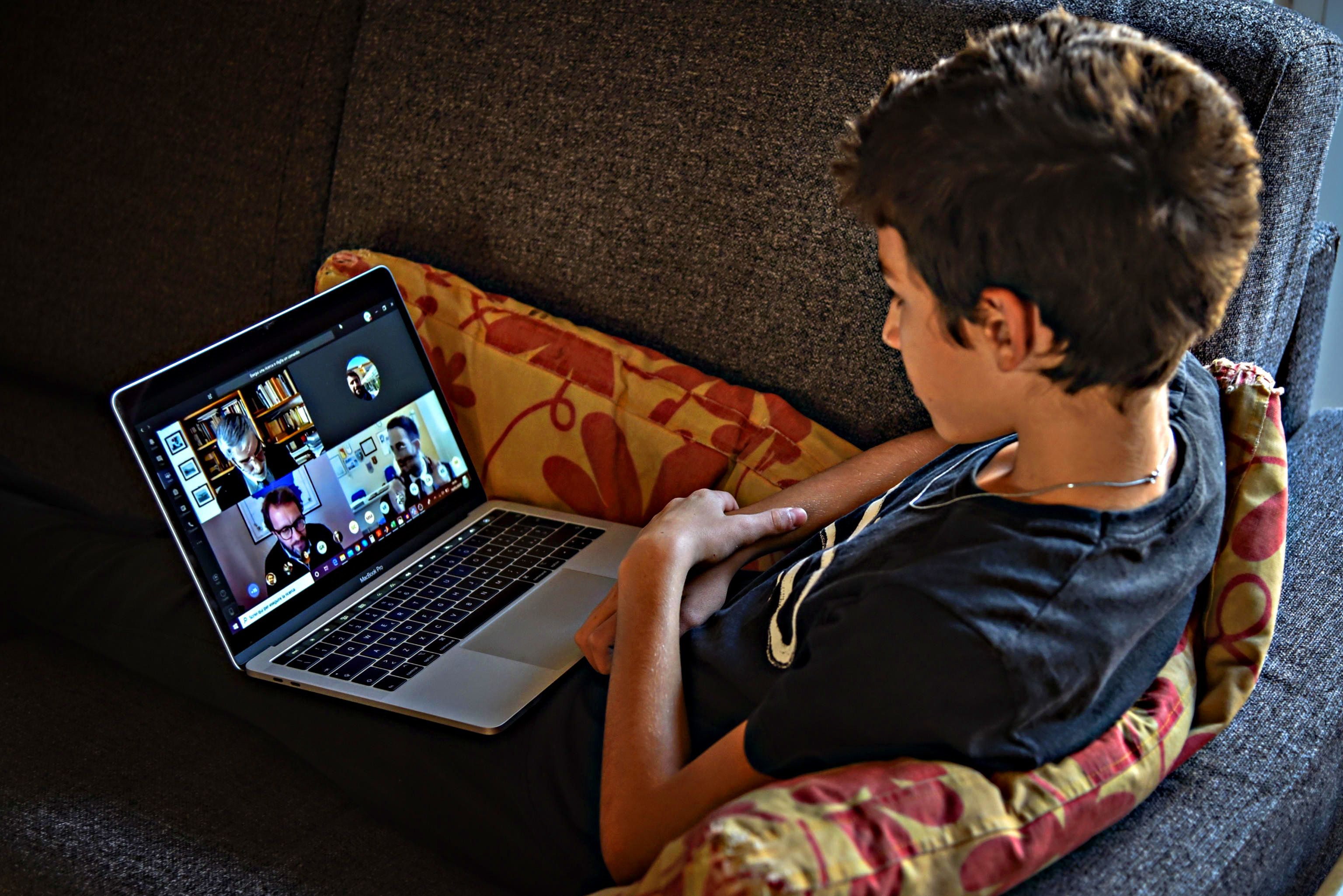 Paradosso del disastro sulla scuola. Presidi e bidelli presenti, prof forse