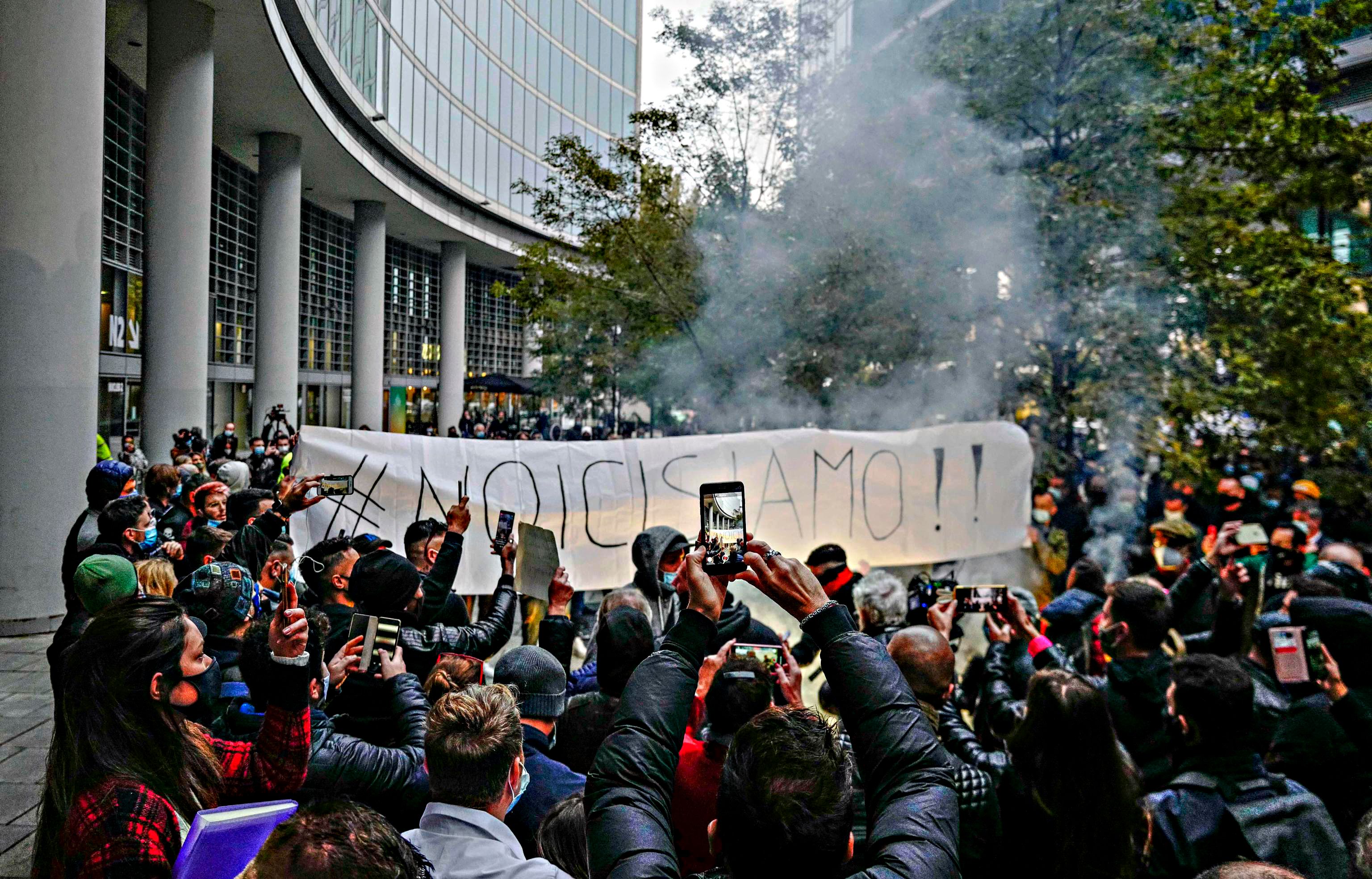 La protesta dilaga, il governo bara sui soldi