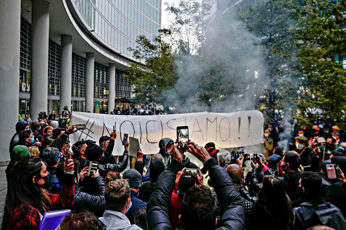 La protesta dilaga, il governo bara sui soldi