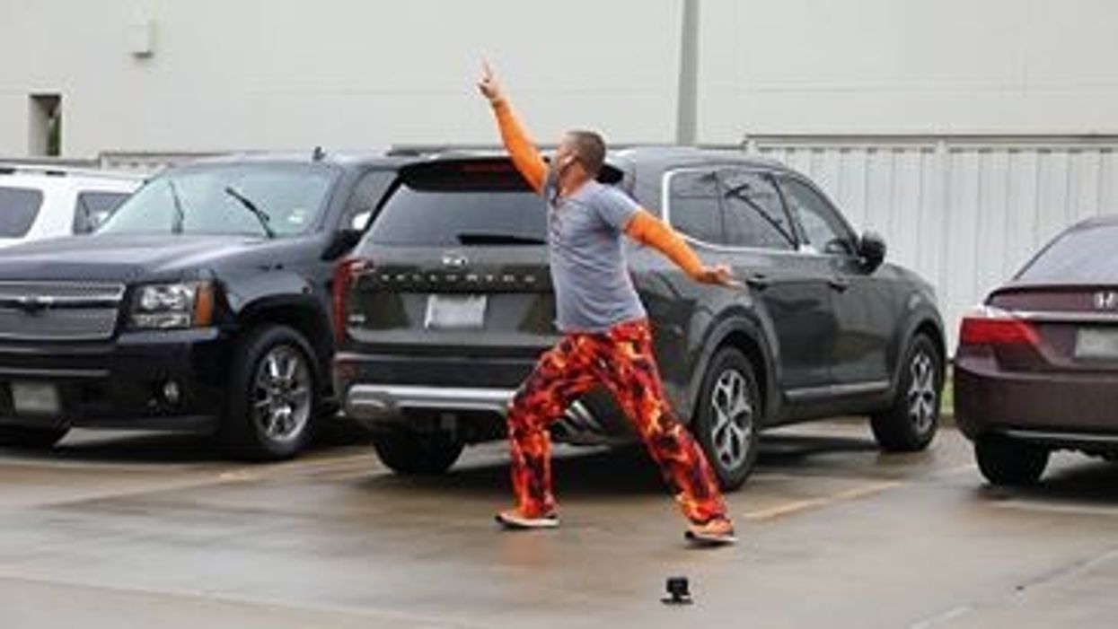 Texas dad dances in hospital parking lot every week to entertain son undergoing cancer treatment