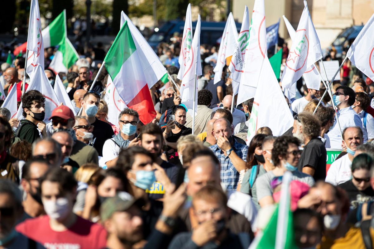 Dissenso in piazza. Il governo sfrutta chi protesta per trovare untori