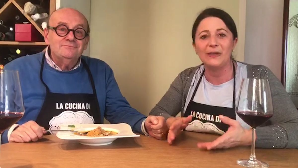 Le pillole di galateo di Petra e Carlo: come usare il cucchiaio e come si mangiano le zuppe