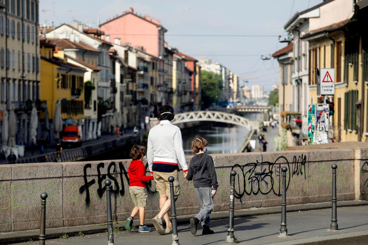 Follia a Milano: «Non baciate i vostri figli»