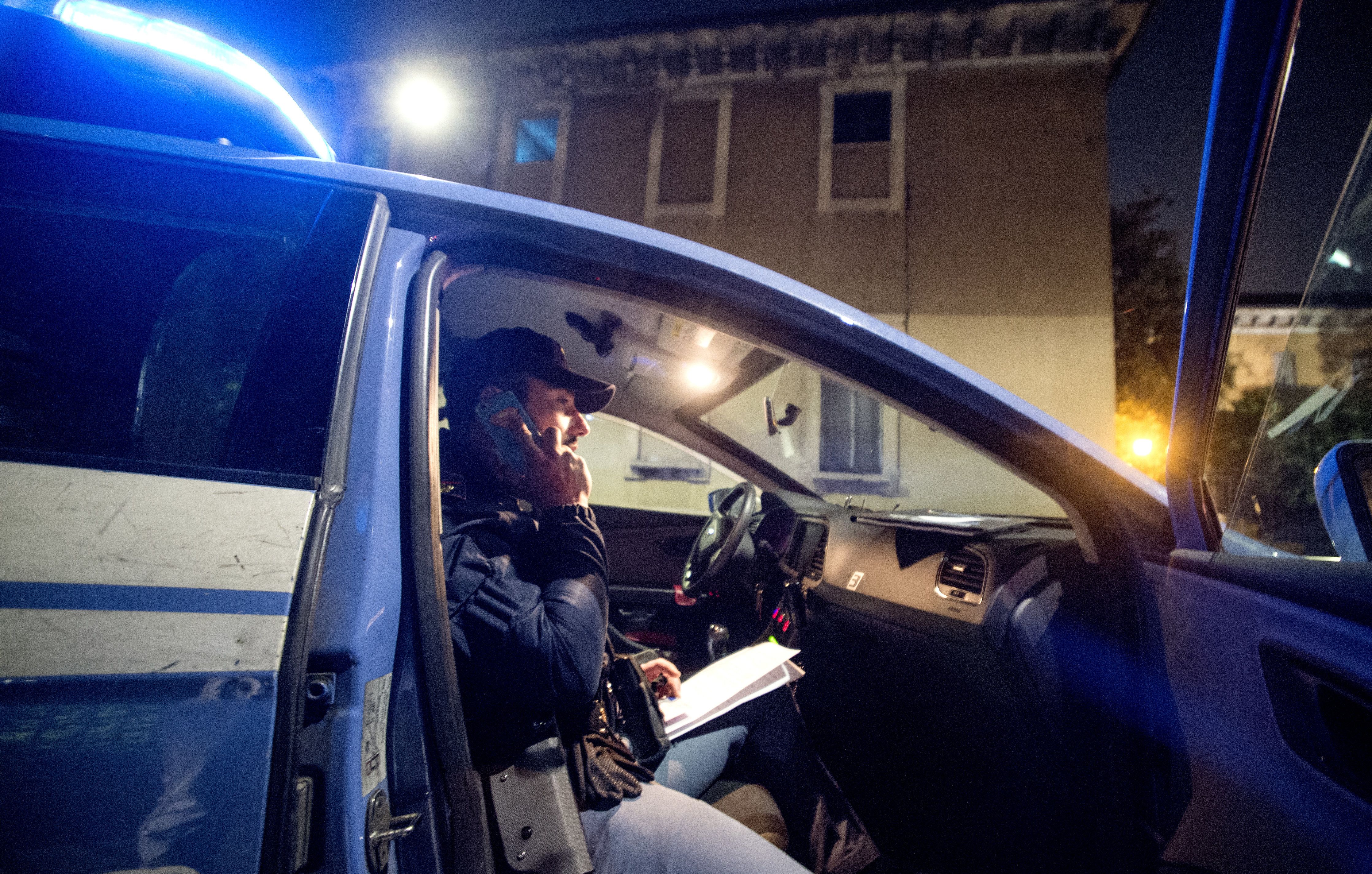 Vita da sbirri: picchiati ogni tre ore «Noi non siamo carne da macello»