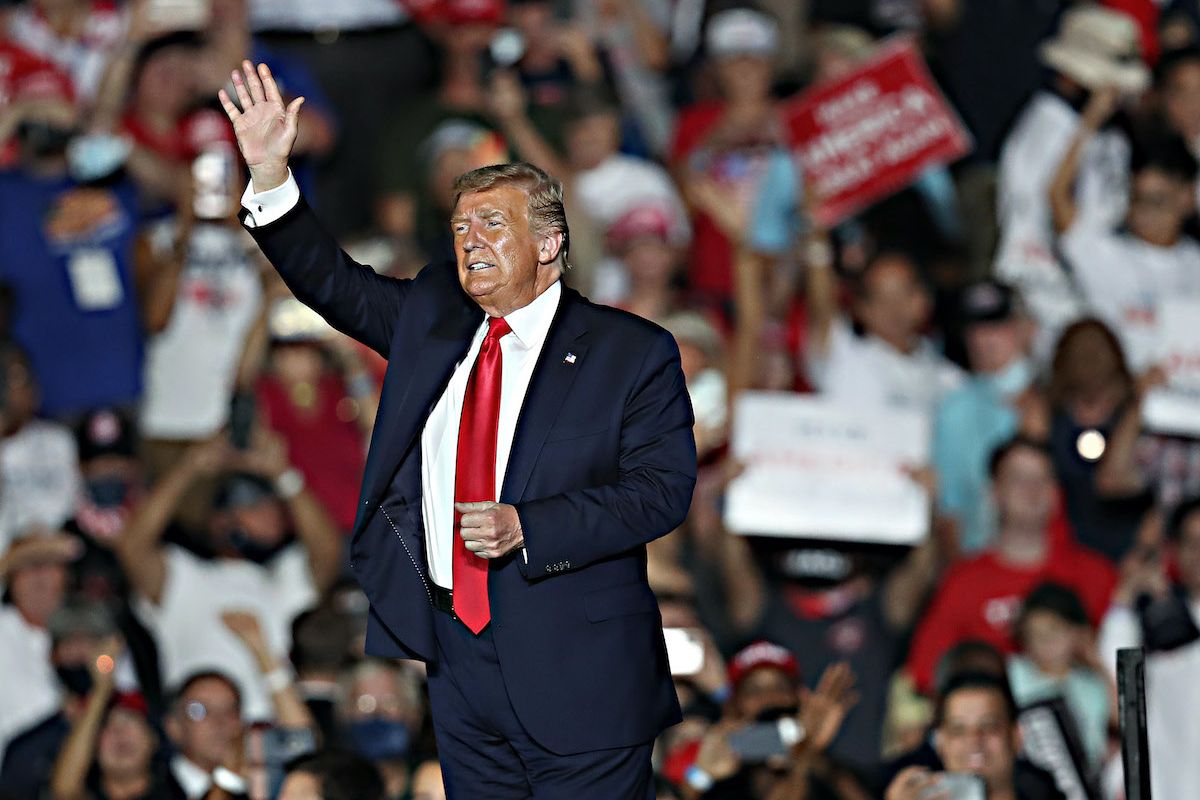 Trump sul palco è tornato a ruggire. Biden invece non sa dove andare