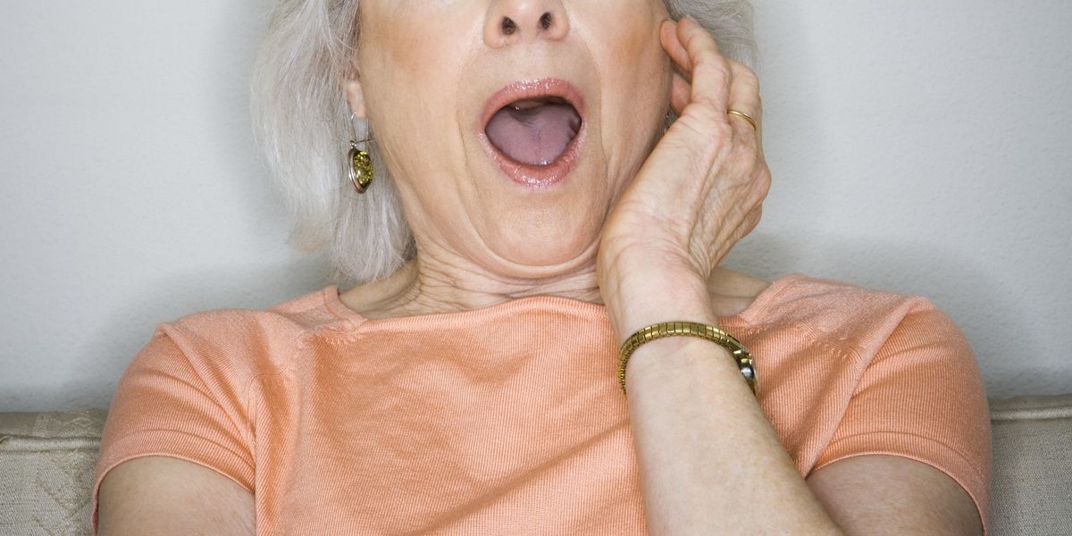 Бабушке с кончиной. Old Lady open mouth.