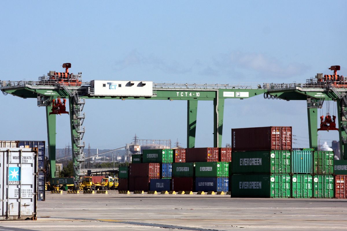 Un freno alle mani cinesi sul porto di Taranto