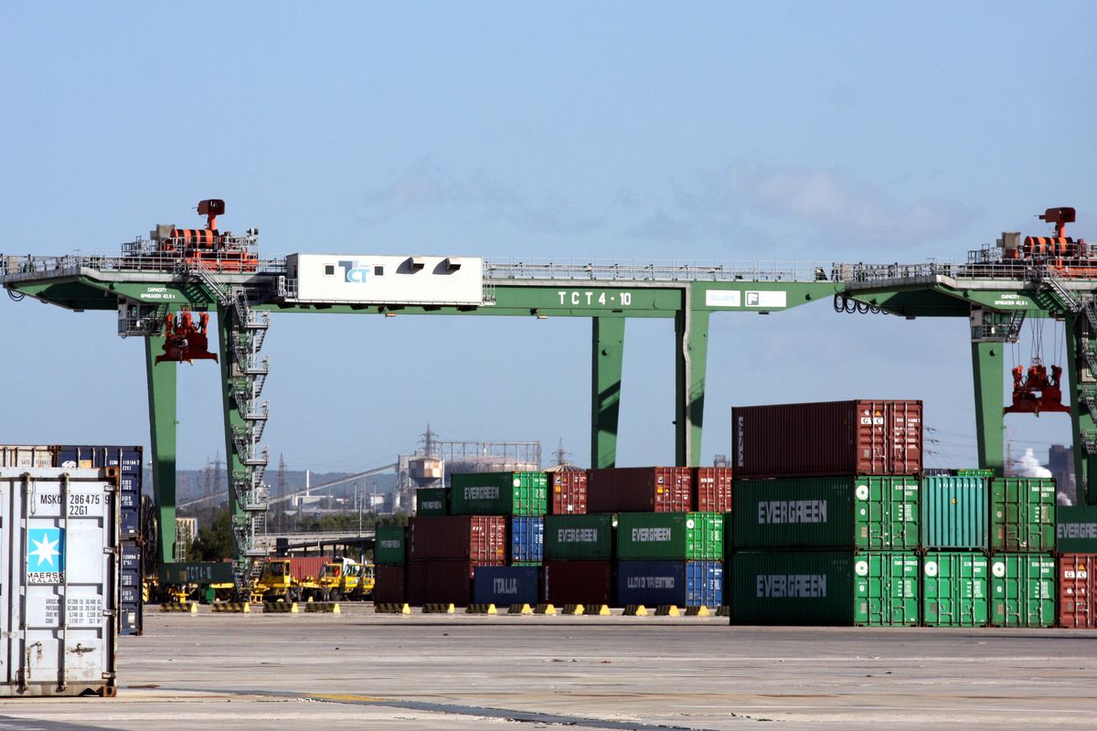 Un freno alle mani cinesi sul porto di Taranto