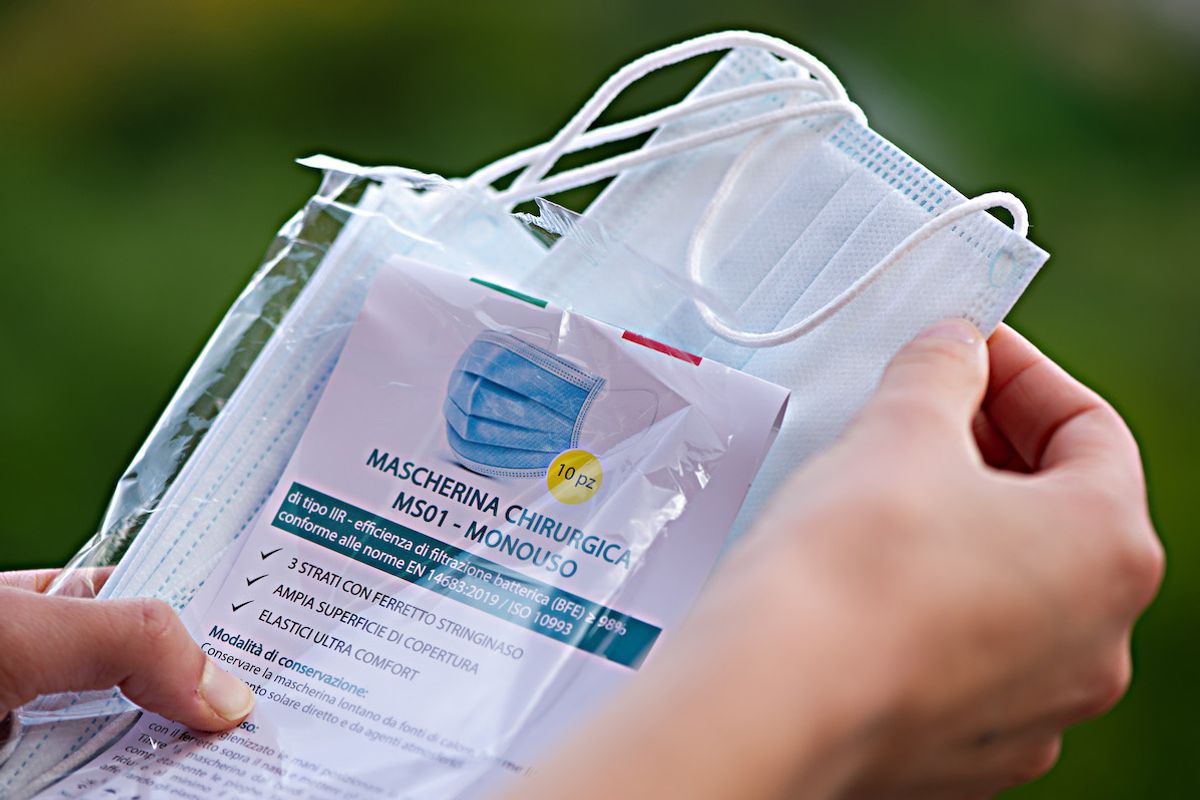La mascherina all’aperto è dannosa