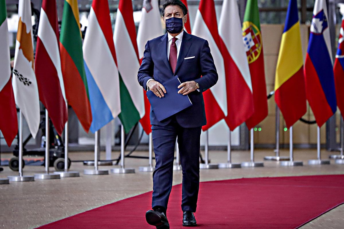 Conte accusa gli italiani sul virus e va a prendere ordini a Bruxelles