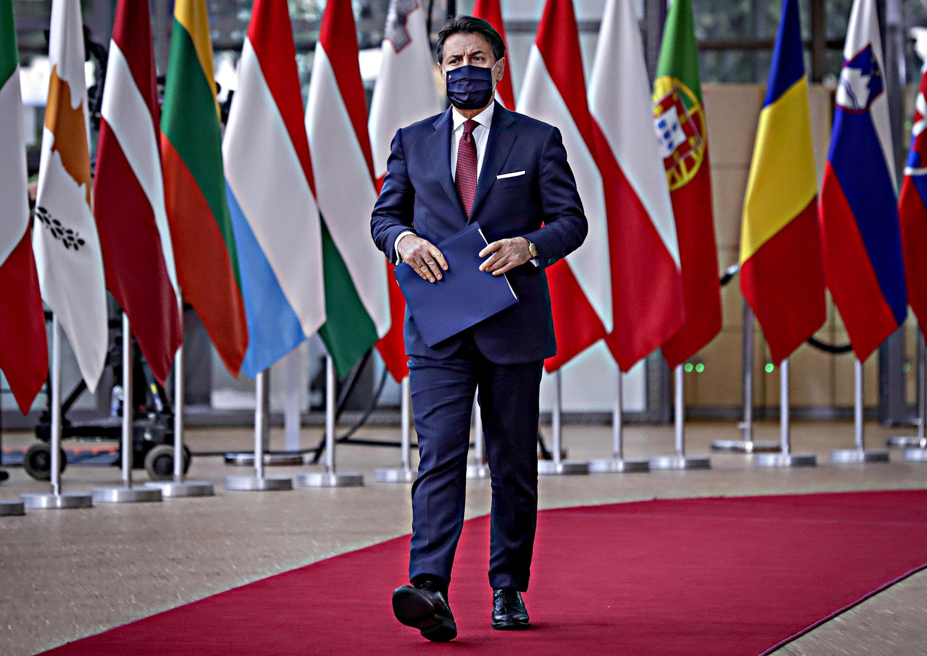 Conte accusa gli italiani sul virus e va a prendere ordini a Bruxelles