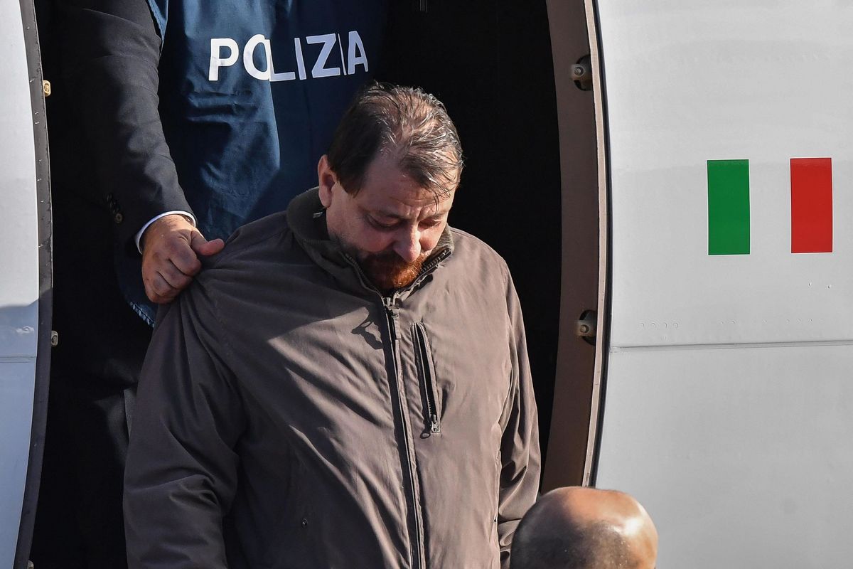 Battisti si lamenta del carcere duro ma continua a infrangere le regole